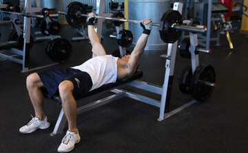 Жим штанги - одно из базовых упражнений для эктоморфа Жим штанги - одно из базовых упражнений для эктоморфа